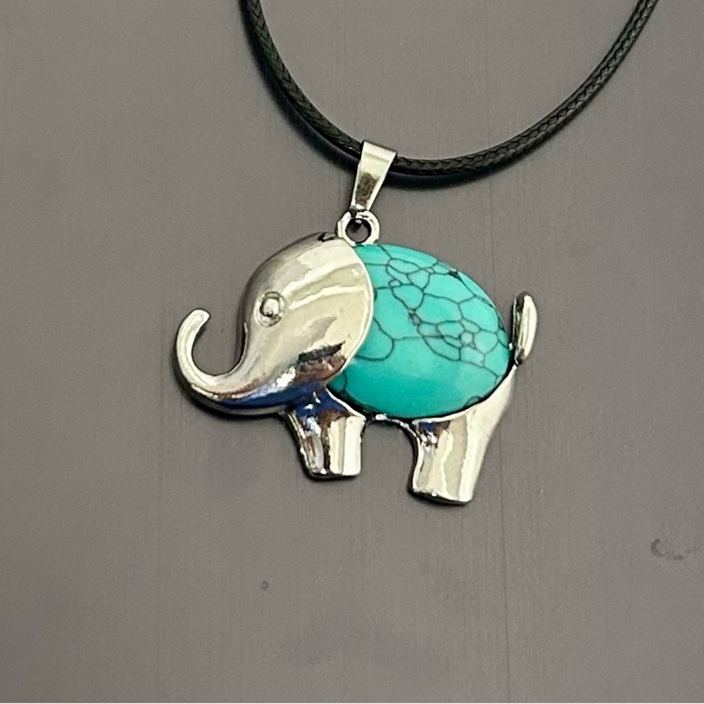 Blue Howlite Natural Stone Elephant Shaped Pendant Necklace Healing Gemstone - Picture 3 of 3